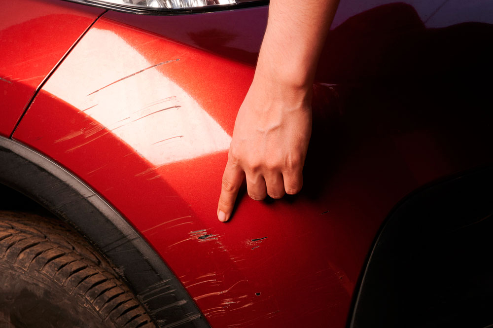 Cómo reparar arañazos del coche fácilmente con pintura en spray