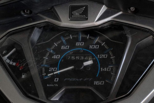 Cuentakilómetros de moto honda que muestra cuánto dura una moto de 125 cc